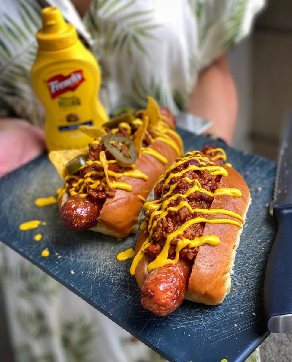Bonfire night may have passed, but these bangers can certainly be enjoyed all year round. 🌭

These to-die-for chilli dawgs have been whipped up by food fanatic Lickyplate and we can’t get enough of them. A perfect winter warmer snack – wouldn’t you agree? 🔥
