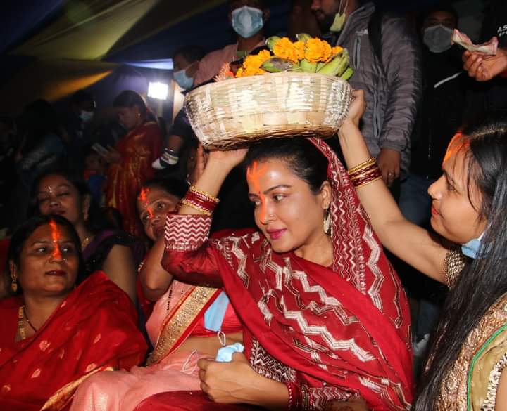 Bonus News on X: "Nepali Actress Rekha Thapa doing chhath Pooja at  Gaurighat, Kathmandu. ❤️🙏 https://t.co/3QA5gYJMhv" / X