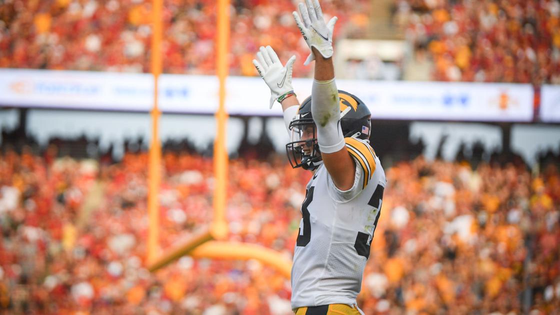 QCThawkeyes's tweet photo. Hawkeye 10 @10: Moss returns to practice https://t.co/gBlwrfixBk https://t.co/LWLAIHnMzv