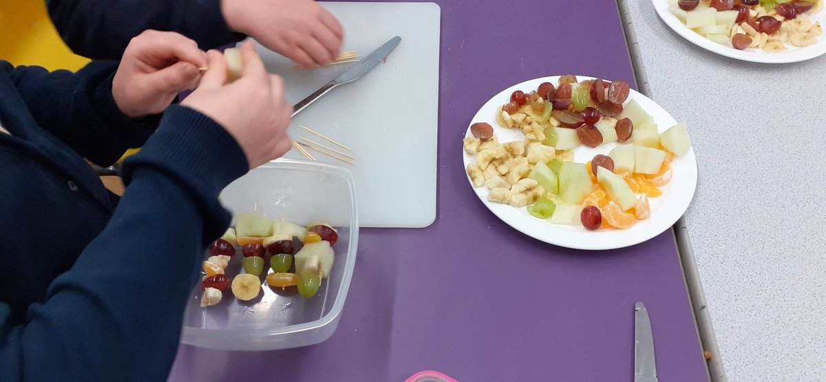 MissKWilliams3's tweet photo. We love healthy food at The Great Fochriw Bake Off and this week we made Rainbow Fruit Kebabs! 🍡🍇🍌@fcwpa @SharonPascoe123 https://t.co/156ssg13KY