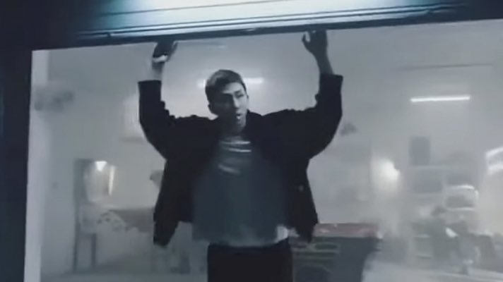 EB0YRM's tweet photo. im obsessed with this namjoon look https://t.co/cr8ElL0RY4