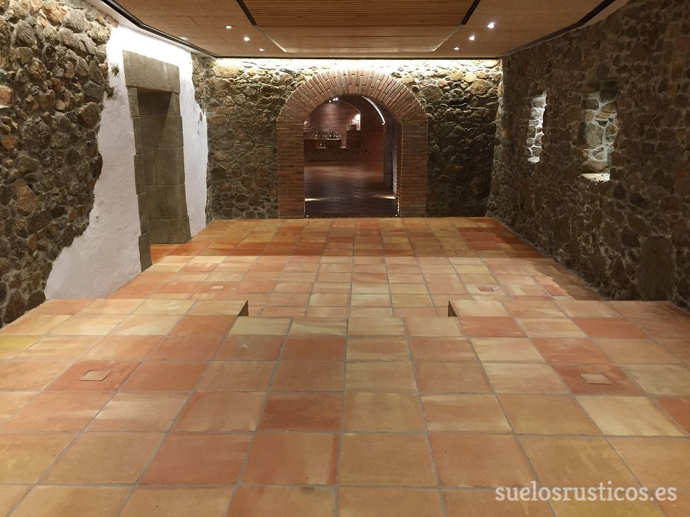 SuelosR's tweet photo. Proceso de tratamiento de suelo de barro manual y pared de piedra. #terracota #suelosterracota #suelodebarro #baldosasdebarro #tratamiento #barrococido #barnizado #aceitesmora #aceitedemora #barnicesmora #barnizterracota #casaconencanto #suelosrusticos #suelorustico #Aplicacion https://t.co/NIK1EwYPPj