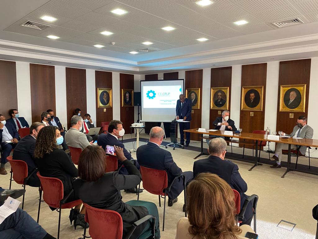 _CPLP's tweet photo. Diretor Geral participou em conferência empresarial Brasil-Portugal 
🌐https://t.co/tkUWughu4L

@CECPLP 
#CPLP #CECPLP #Empresarial #Economia #Empresas #Empresários #Empresárias #Brasil #Portugal https://t.co/9mnuQ9Wp9F