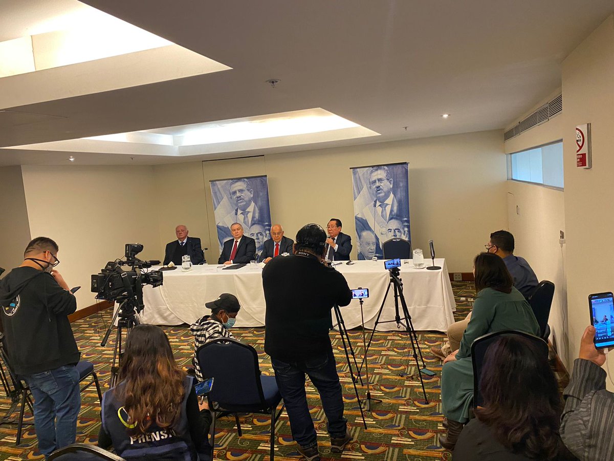 PuenteRepublic2's tweet photo. Puente Republicano se encuentra presente en la rueda de prensa "No a la Persecución" organizada por la Coordinadora Republicana, en defensa del ex Presidente Merino, el ex Premier Flores-Araoz y el ex Ministro del Interior Rodríguez #NoaLaPersecución #LosCulpablesSonOtros https://t.co/IVnCYmsn7b
