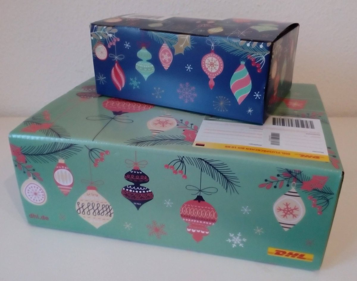 happynotes4us's tweet image. ドイツの郵便局で販売しているクリスマスプレゼント送付用の箱。毎年新柄が出ますが、今年は超好み！
#クリスマス準備　#アドベント　#ドイツもこいつも可愛い　#ヨーロッパのクリスマス　#ドイツ　
#郵便局　#配送箱　#化粧箱　#DHL #DeutschePost #Wehinachten2021 #Pluspaeckchen