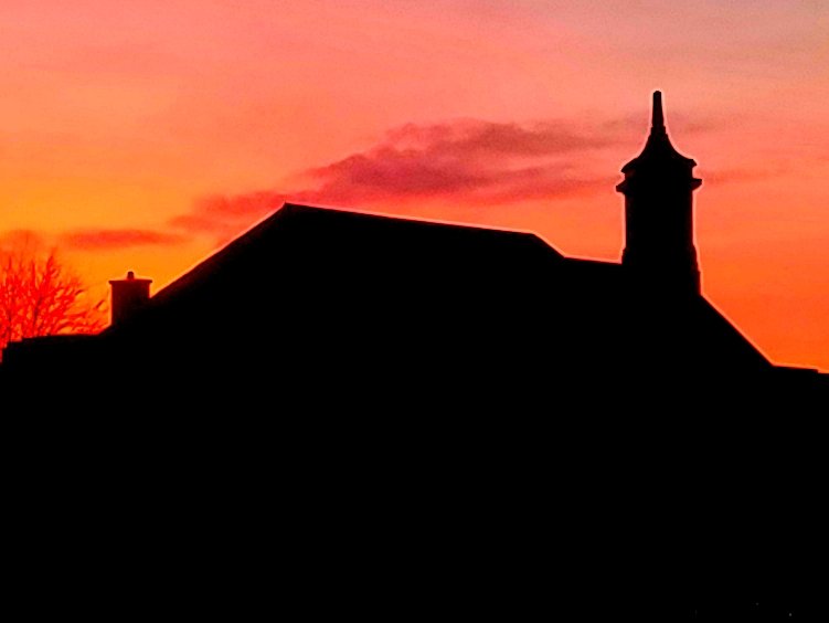is_glasgow's tweet photo. Whiteinch Library, Glasgow, against tonight's rather glorious sunset.

#glasgow #whiteinch #whiteinchlibrary #sunsets #galsgowsunsets #silhouettes @GlasgowWEToday https://t.co/UuI3hwVObk