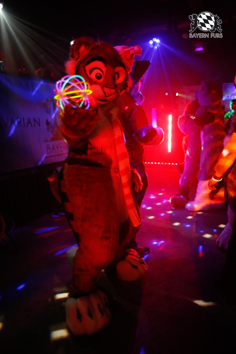 BayernFurs's tweet photo. "It's dangerous to go alone!
Take this."
#BFD2 #FursuitFriday
🐱 @LeeTaiger
📸 Miu Luna
Ihr wollt uns unterstützen? Super! Dann hier entlang, unter
https://t.co/ltl3l0my30 https://t.co/GOQeFn3KQA