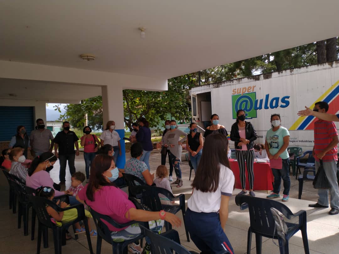 redintergranfe's tweet photo. #10Nov #Ayacucho #Táchira Equipo de Supervisión y Red Comunicacional, acompañados de Directores y Defensoría Educativa desde la UE Debora Medina realizan la Conformación del Movimiento Bolivariano de Familia Municipal.
@ZonaEducTachira
@charlychaves
@supervisionZET1
@MBFTachira https://t.co/lWfXAX4hSc