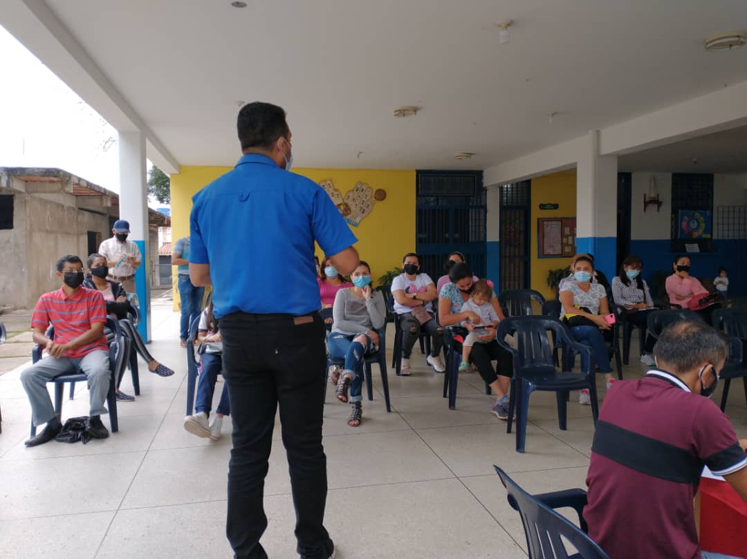 redintergranfe's tweet photo. #10Nov #Ayacucho #Táchira Equipo de Supervisión y Red Comunicacional, acompañados de Directores y Defensoría Educativa desde la UE Debora Medina realizan la Conformación del Movimiento Bolivariano de Familia Municipal.
@ZonaEducTachira
@charlychaves
@supervisionZET1
@MBFTachira https://t.co/lWfXAX4hSc