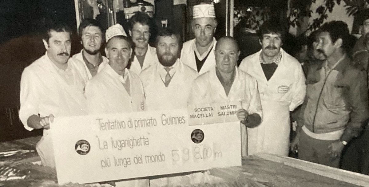 KnijRob's tweet photo. Lugano 1984, Guinness della luganighetta, con l’Associazione Mastri Macellai Salumieri. Nella foto anche Pablo Foletti (padre del sindaco di Lugano, Michele) incaricato della comunicazione dell’evento. Visita il contributo ATTE https://t.co/C4YATW1tNm https://t.co/nxhHKshVgY