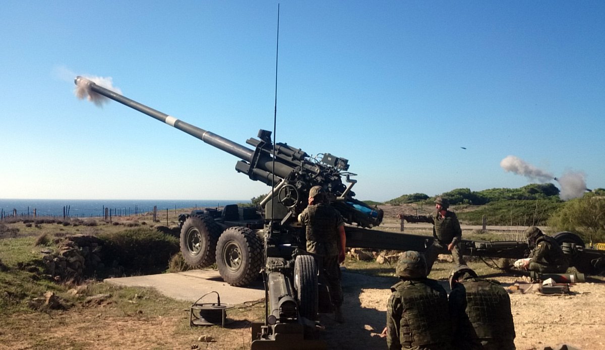 Defensagob's tweet image. Más de 130 militares del #RACTA4 del @EjercitoTierra participan en unas maniobras en #Mallorca. 
Entre sus cometidos se encuentra realizar el control del tráfico marítimo, informando de los buques que realicen cualquier tipo de actividad sospechosa.