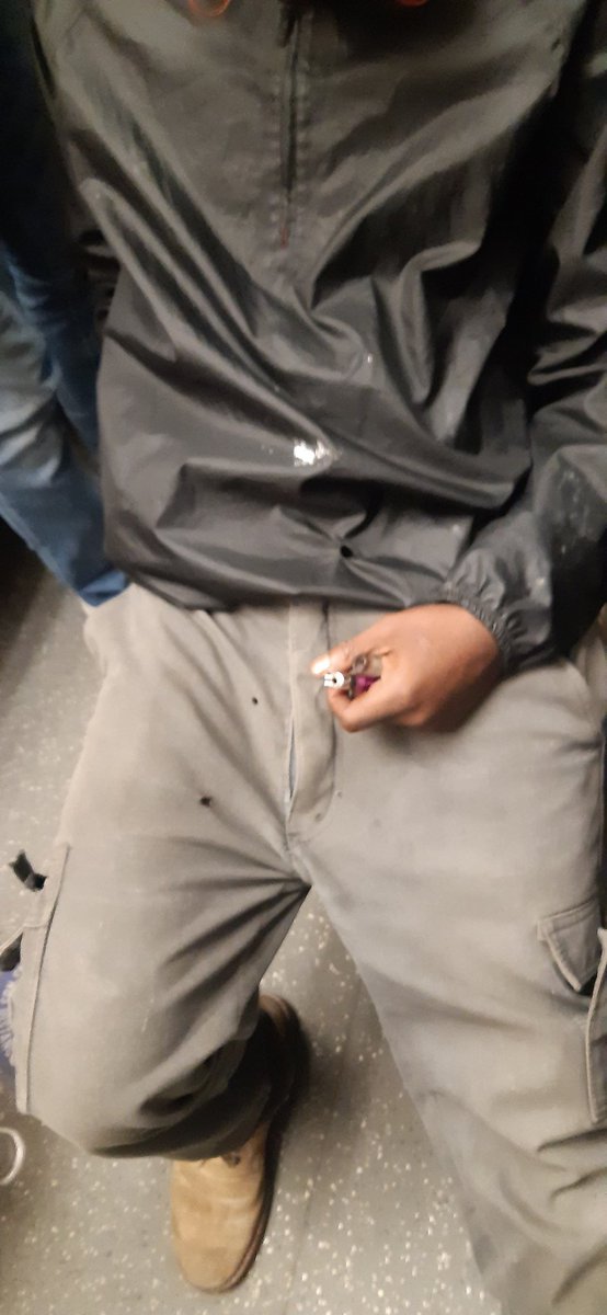 FrancelleFrdri1's tweet photo. Fumer du crack ou une clope, sur la ligne @Ligne7_RATP @usagers_ligne7  c'est devenu  la norme au mépris des dangers d'incendies et risques d'agressions... merci @prefpolice @Prefet75_IDF @Anne_Hidalgo @annesouyris https://t.co/bjv6ib9Dc2