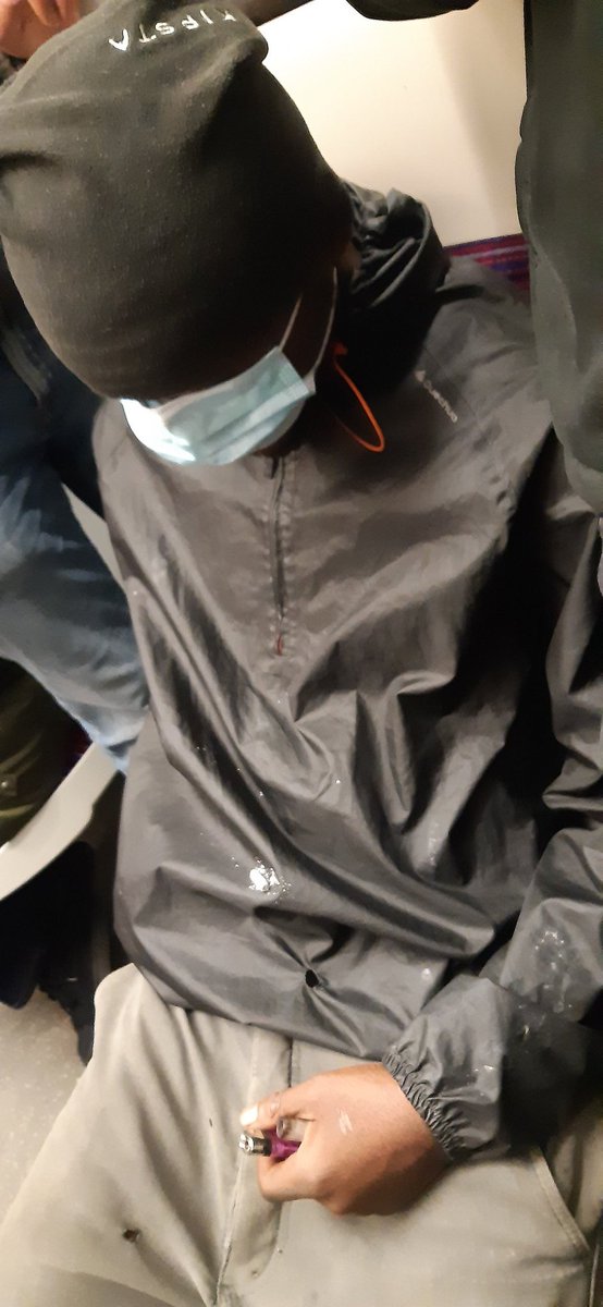 FrancelleFrdri1's tweet photo. Fumer du crack ou une clope, sur la ligne @Ligne7_RATP @usagers_ligne7  c'est devenu  la norme au mépris des dangers d'incendies et risques d'agressions... merci @prefpolice @Prefet75_IDF @Anne_Hidalgo @annesouyris https://t.co/bjv6ib9Dc2