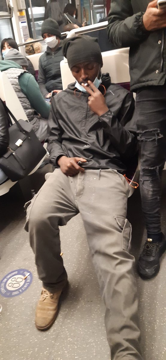 FrancelleFrdri1's tweet photo. Fumer du crack ou une clope, sur la ligne @Ligne7_RATP @usagers_ligne7  c'est devenu  la norme au mépris des dangers d'incendies et risques d'agressions... merci @prefpolice @Prefet75_IDF @Anne_Hidalgo @annesouyris https://t.co/bjv6ib9Dc2