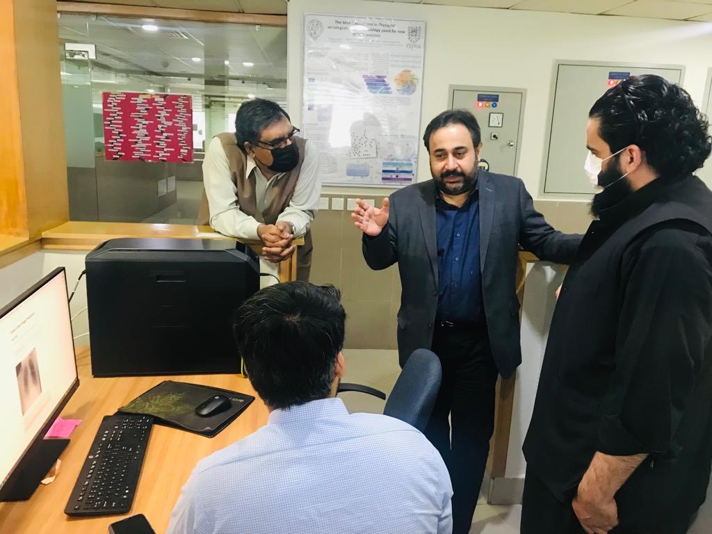esepzai's tweet photo. You do an #AI model for xrays. And the Head of #Interventional #Radiology and the Head of Medical Research swing by to grill you. There and then. Just like that. #lifeatpml #translational #cusdev @ihammad90 ⁦⁦@HinaZamir2⁩ ⁦@pmlabpk⁩ #peshawar #precisionmedicine https://t.co/Fkn5QkVoVv