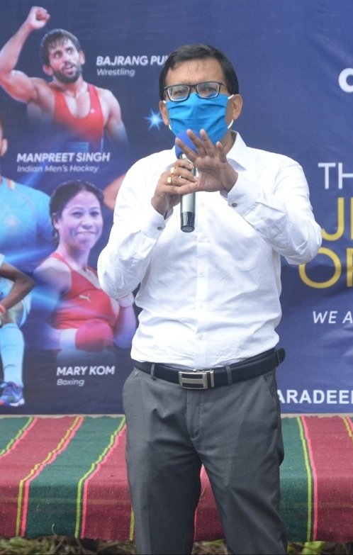 SHAHSUDH's tweet photo. The Combination of White Shirt and Blue Mask is Entirely Pleasant..😊
#MoCM #OurStyle https://t.co/mHrLpmlLhn
