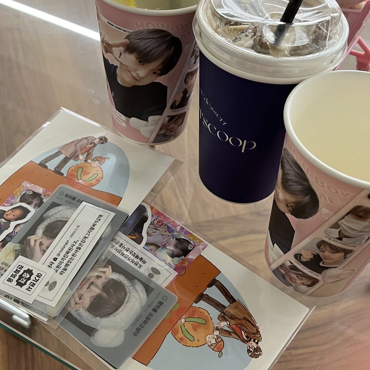 Dragonzoo0's tweet photo. #HOWBOWDOHYONDAY
#도현이생일은좋아요

카페가 맛있고 도현이가 귀여워요❤️
구석구석 도깅이 사랑이 묻어있는 레전드 생카다 큐티사랑미감다챙겼따따 ㄷ
(트랙킹지도 띠발 이거 작품성 감동이에요)
(실바니안 놀이동산 햄토니네 집같애요)
(아이맥으로 사진 찍는거 너무 재밌어요)
(플리도 세심해요) https://t.co/kjXxjla76X