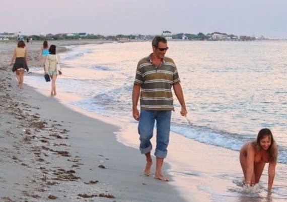 DepraVadoPerman's tweet photo. Paseo romántico por la playa al atardecer. https://t.co/MP4fjaZeYX