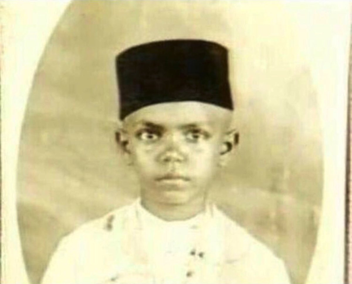 هذا الطفل حينما كبر أصبح صداع مزمن لكل قساوسة وعلماء لاهوت العالم النصراني

إنه "أحمد ديدات" رحمه الله .