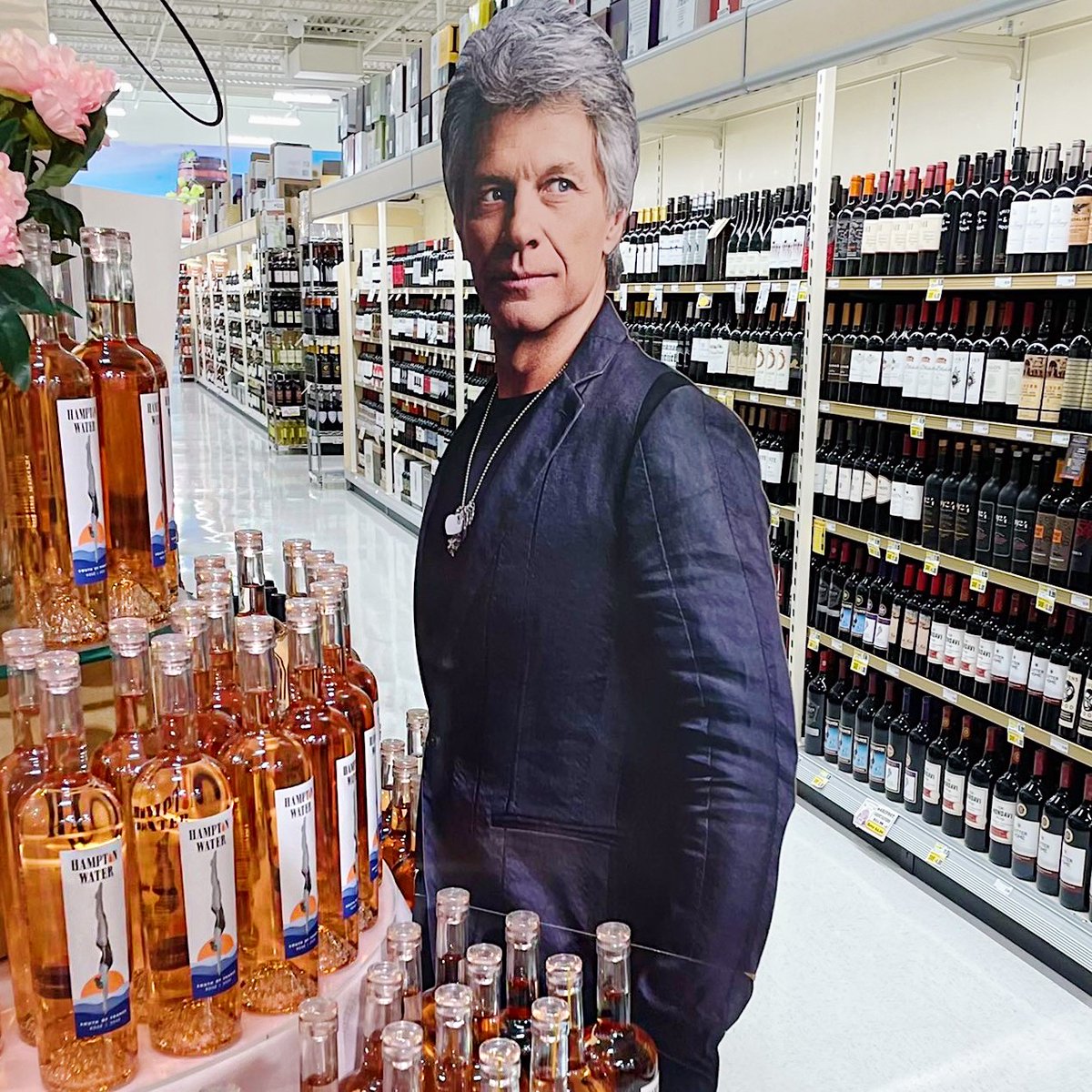 hamptonwater's tweet photo. Hey, we know that guy. @jonbonjovi @bobby https://t.co/i715jXKCdw