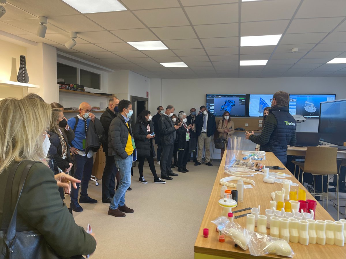 Lanbide Heziketako Kongresu Internazionalean parte hartzen ari diren ordezkari batzuk izan ditugu bisitan. Herrialde askotatik etorri dira <a href="/FPeuskadi/">FPeuskadi</a> -ko sistema eta ikastetxeak ezagutzera, horien artean <a href="/Tknika/">Tknika</a>. Mila esker bisitagatik, plazer bat izan da!!!