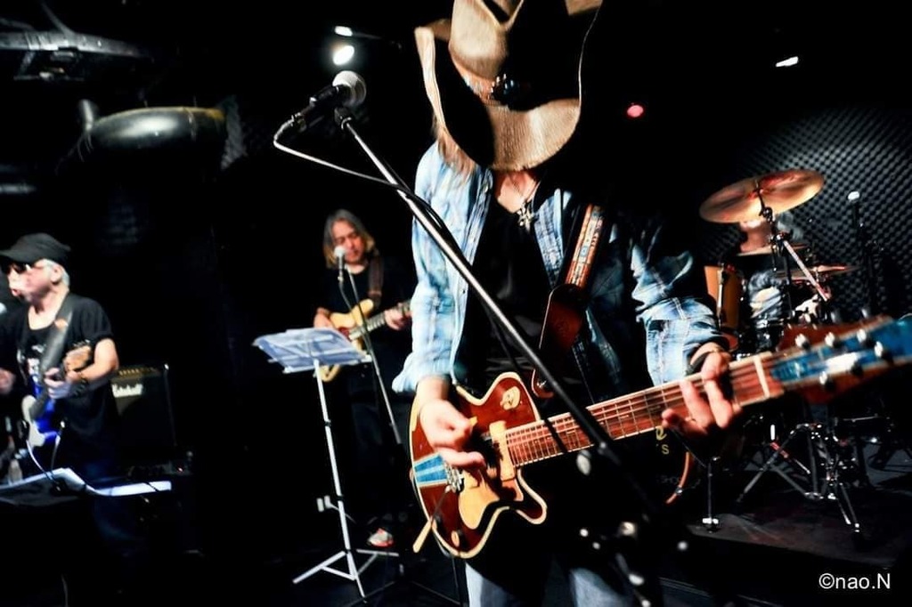 WildGuitarman's tweet image. Throwback photo #TBT 📷️

#stagephoto #gigshot #musicians #guitarist #tsuyoshio #jerseygirlhomemadeguitars #photographer #naon #throwback instagr.am/p/CWGp9zzB5CL/