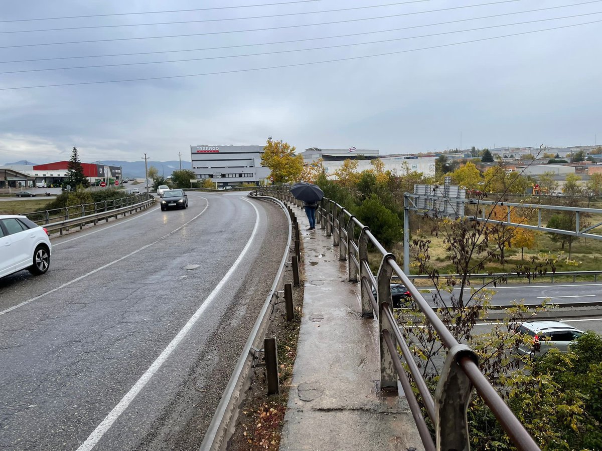 marc_aloy's tweet photo. Presentem la construcció d’una passera per a vianants i ciclistes sobre la ronda de #Manresa (C55) i que unirà el barri de Cal Gravat i la ciutat amb el polígon de Bufalvent i regadiu de Viladordis. Una obra llargament reivindicada i que @territoricat farà possible el 2022! https://t.co/P9Eg1bE5r3
