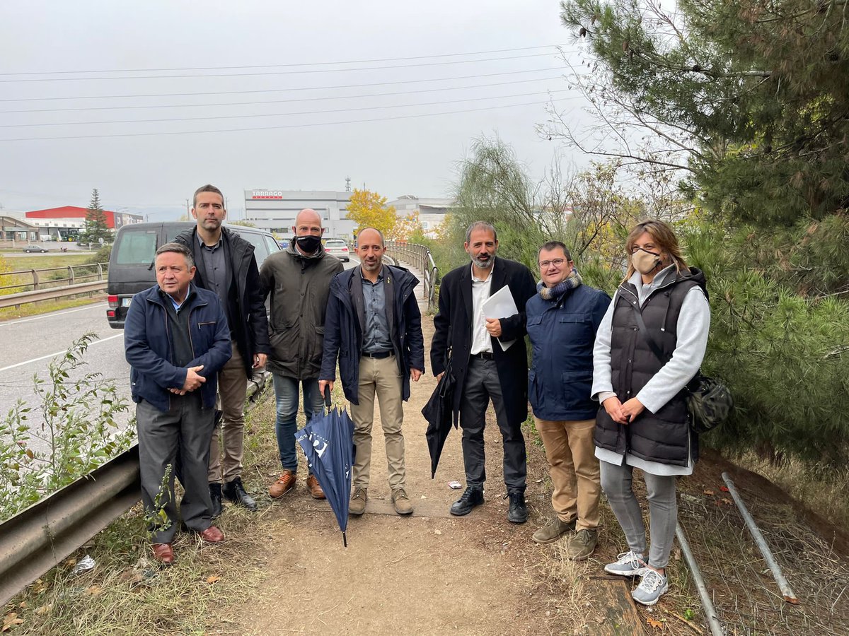 marc_aloy's tweet photo. Presentem la construcció d’una passera per a vianants i ciclistes sobre la ronda de #Manresa (C55) i que unirà el barri de Cal Gravat i la ciutat amb el polígon de Bufalvent i regadiu de Viladordis. Una obra llargament reivindicada i que @territoricat farà possible el 2022! https://t.co/P9Eg1bE5r3