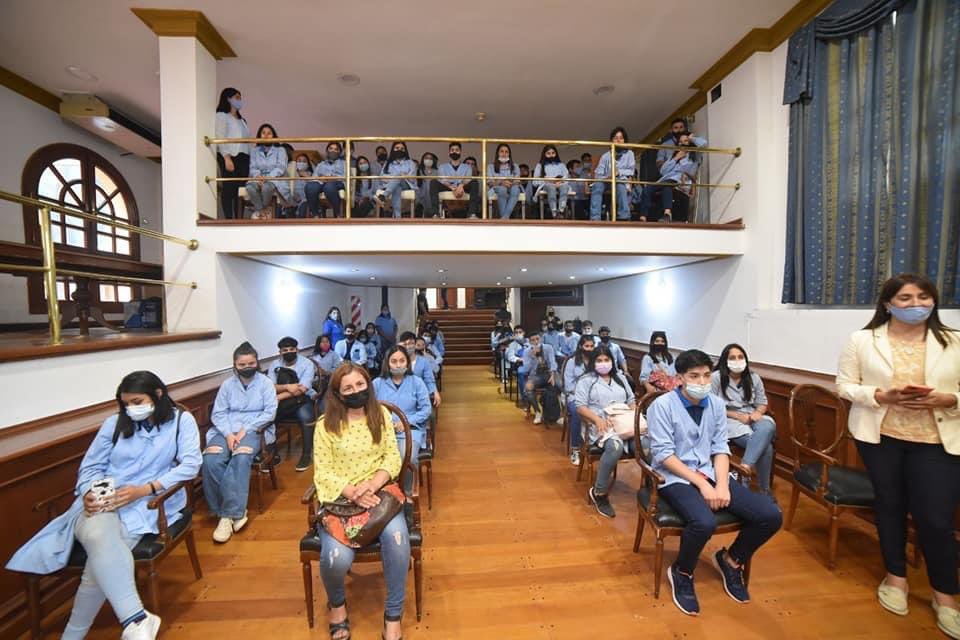 Muchas gracias por la grata visita, a los alumnos de 5to año del Instituto Francisco de Aguirre de la ciudad de Pinto, que hoy estuvieron en Casa de Gobierno en el marco del programa "Conociendo Mi Provincia".