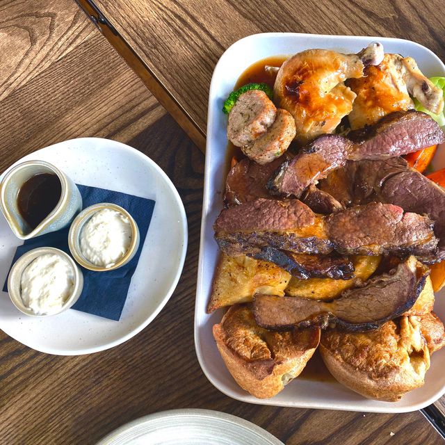 hypeappco's tweet photo. Pet-friendly neighborhood pub perfect for a Sunday roast! Our content creator @fmsamgy recently visited and reviewed The Prince Bonaparte @BonaparteW2 of @MetroPubCo Read her full review here https://t.co/B0LV2NBvBc https://t.co/iiZc9WxMzJ