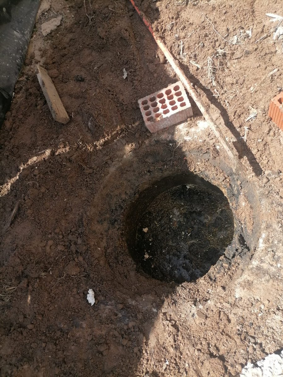 vivirjurica1's tweet photo. @CEAservcliente
 solicitamos apoyo para realizar el desazolve de los registros ubicados en la calle de Robles 184-A en Jurica Campestre., se encuentran tapados. Gracias 
@CecomJurica https://t.co/QSkjN25TTq