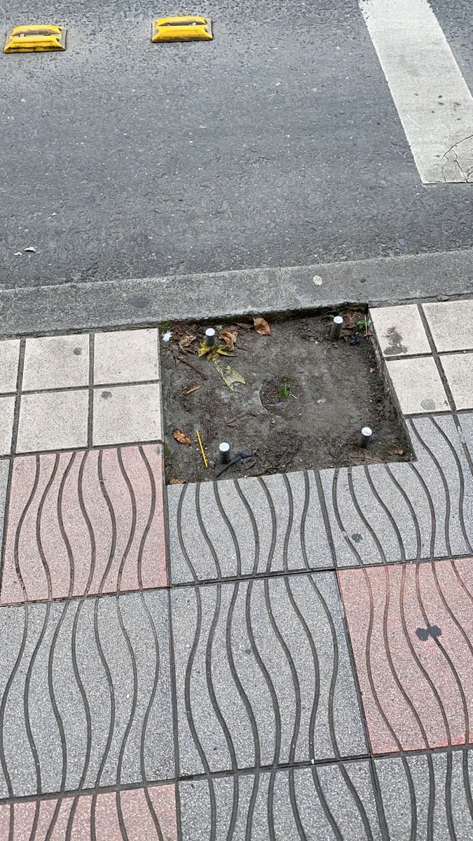 karla_noriega1's tweet photo. #Loja estos “pernos” son un peligro para los transeúntes (se evidencia en la segunda foto), los cuales quedaron expuestos luego de la “regeneración urbana”. Por favor atender a quien le corresponda @MunicipioDeLoja https://t.co/iFtpsBXgg3