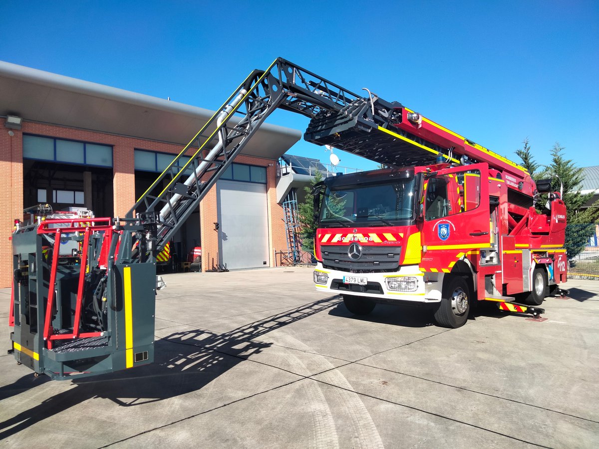 IGUbomberos's tweet photo. Jornada organizada por @flomeyca en @BomberosFuenla @VctorManueFdez nuevos equipos y vehículos: nuevo Vehículo Apoyo Sanitario de @BomberosMad y nueva AEA compacta 32 mts #Gimaex de @BomberosFuenla (3/3) Muchas gracias por todo a los Organizadores 👏👏👏👌👌👌 https://t.co/nnbZAPYpDg