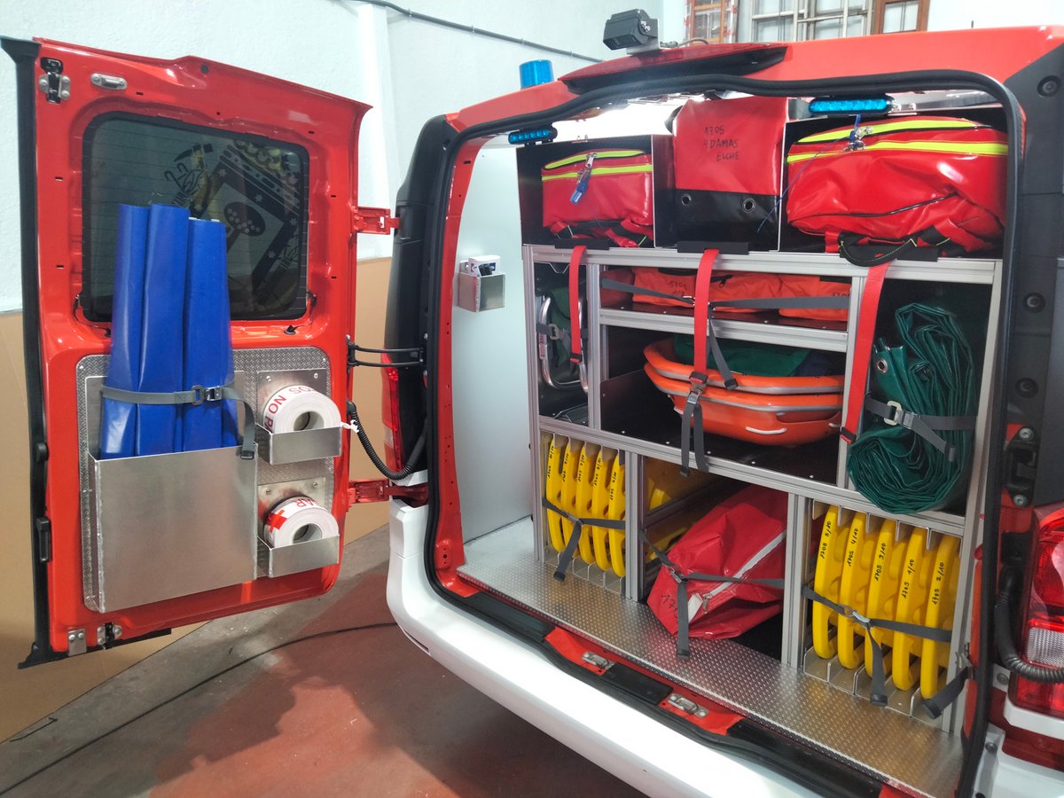 IGUbomberos's tweet photo. Jornada organizada por @flomeyca en @BomberosFuenla @VctorManueFdez nuevos equipos y vehículos: nuevo Vehículo Apoyo Sanitario de @BomberosMad y nueva AEA compacta 32 mts #Gimaex de @BomberosFuenla (3/3) Muchas gracias por todo a los Organizadores 👏👏👏👌👌👌 https://t.co/nnbZAPYpDg