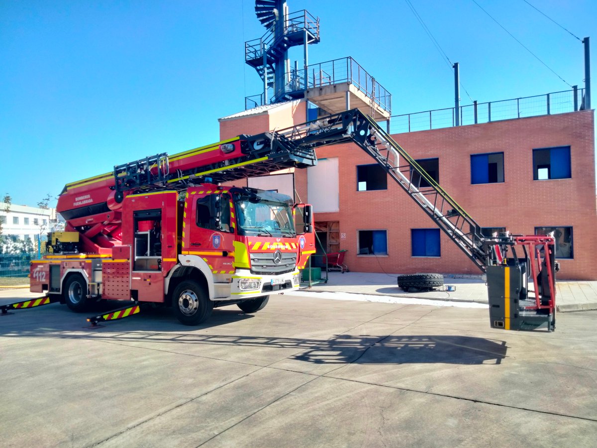IGUbomberos's tweet photo. Jornada organizada por @flomeyca en @BomberosFuenla @VctorManueFdez nuevos equipos y vehículos: nuevo Vehículo Apoyo Sanitario de @BomberosMad y nueva AEA compacta 32 mts #Gimaex de @BomberosFuenla (3/3) Muchas gracias por todo a los Organizadores 👏👏👏👌👌👌 https://t.co/nnbZAPYpDg