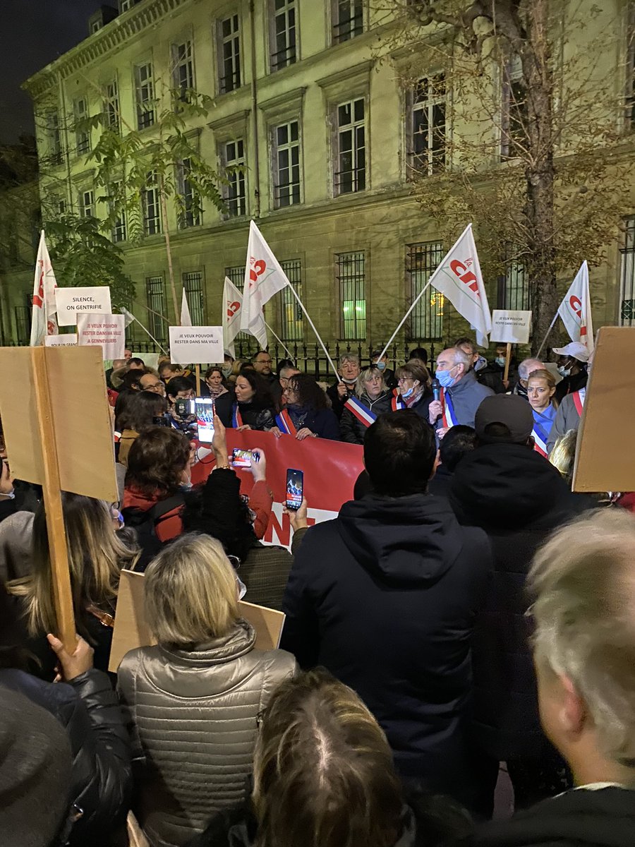 Une belle mobilisation sous les fenêtres de la ministre du logement. 💪🏬👨‍👩‍👧‍👦🏡
Nous en avons assez de cette crise qui ne finit plus! Nous voulons des solutions concrètes, des logements accessibles pour tous dans tous les territoires de notre métropole. 
#grandparis #mgp