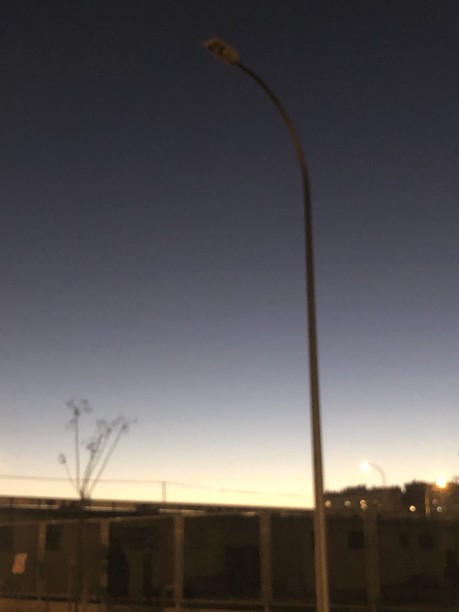 JeSaav's tweet photo. Hola @Lineamadrid , farola sin luz en calle Eduardo Chillida 117. https://t.co/q5Q2cfWdpE