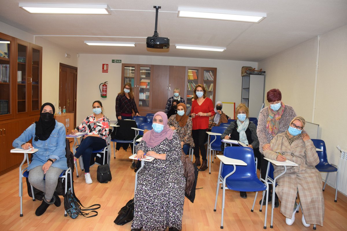 caritas_zamora's tweet photo. Cáritas Diocesana de Zamora, a través de su programa de inmigrantes, retoma las clases del curso titulado 'Lengua y cultura española'. Este curso es impartido por tres profesoras voluntarias. 
¡Os dejamos unas fotos!
#CáritasDiocesanadeZamora #ProgramaDeInmigrantes https://t.co/kuXSvSDka6