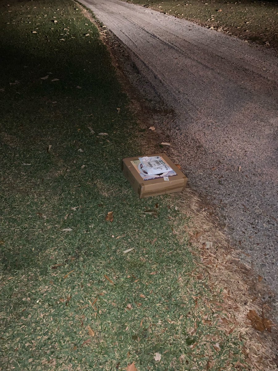 MicheleSmithDai's tweet photo. FedEx is the worst delivery service!  They have no regard for your items or the condition they arrive in. #FedEx #FedExsucks https://t.co/d6ik07mKzy
