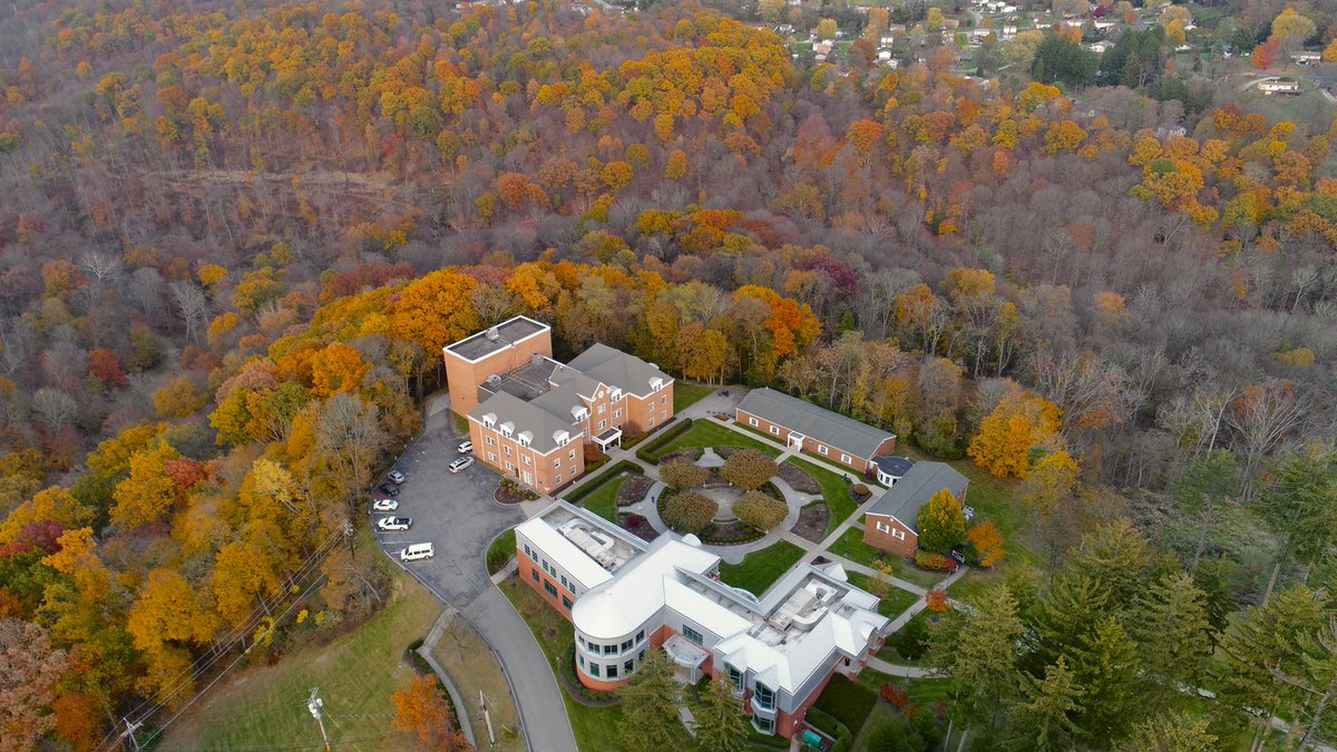 RMU's tweet photo. A suburban campus that’s 20 minutes from downtown Pittsburgh. Get the best of both worlds at BobbyMo. 

Discover why you belong here this Saturday at our second fall Discovery Day ➡️ https://t.co/XhaAQAseUi https://t.co/bxGoWxXjF3
