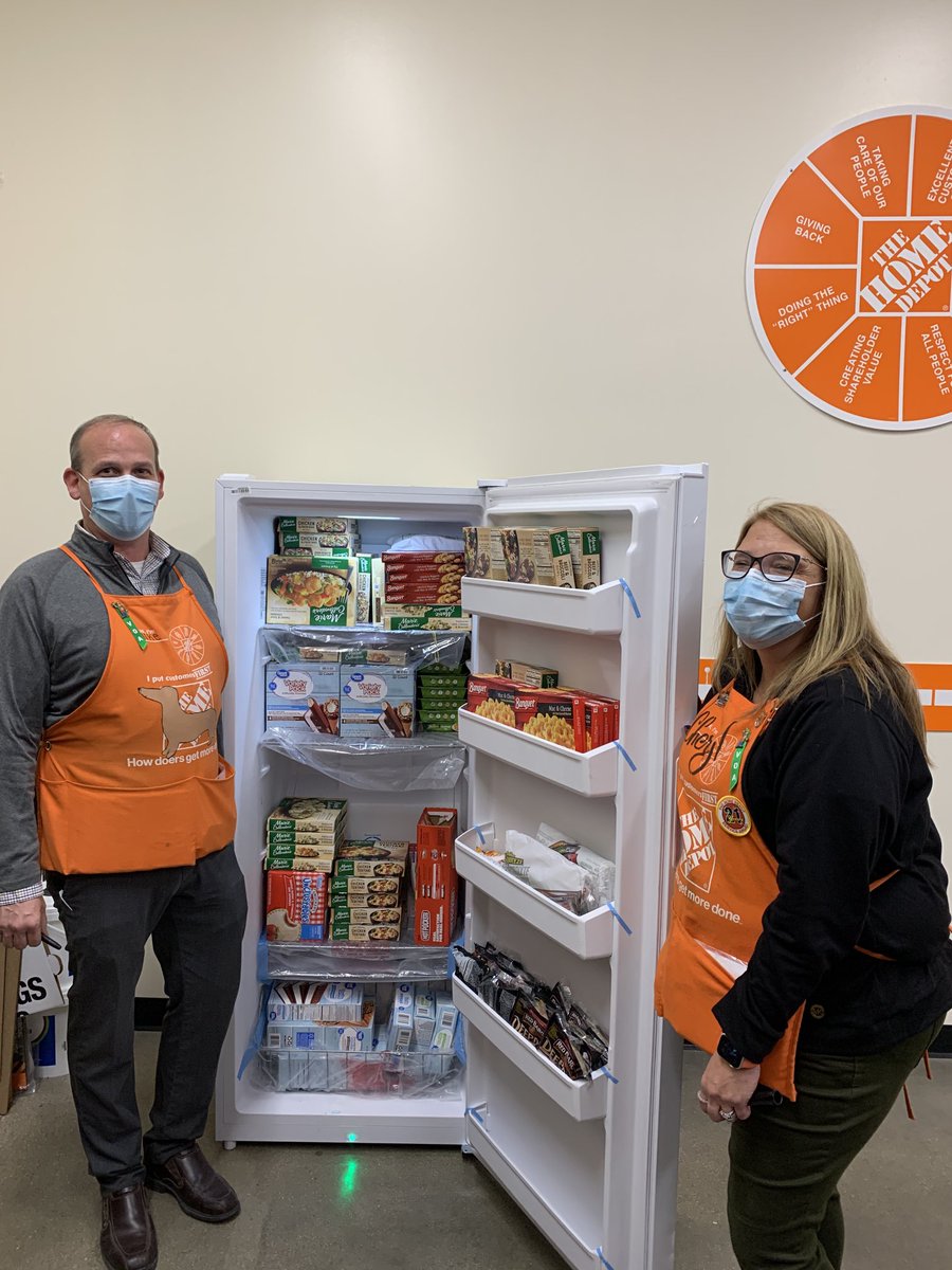 Thank you to the Waukegan Illinois store for taking care of our associates with a full pantry!! #Pantrypush #CentralRegion ⁦⁦@LilyGSV⁩ ⁦@crystal_hanlon⁩