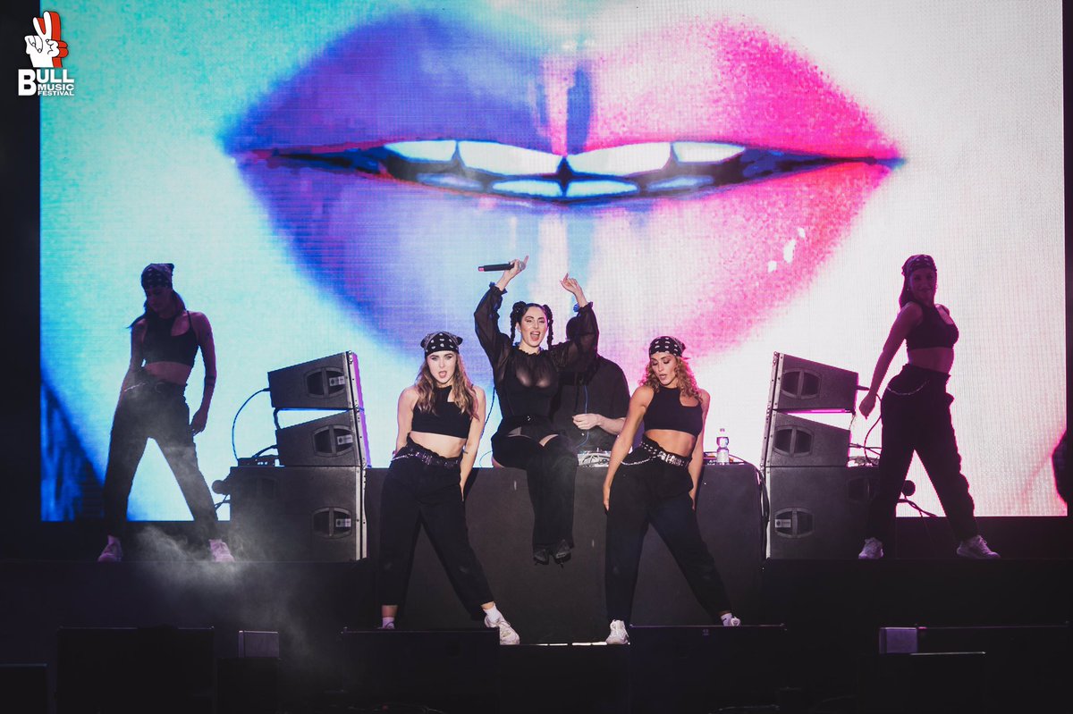 festbullmusic's tweet photo. La única Mala buena.✨
@malarodriguez, impresionante en #BullMusic Days el pasado 23 de octubre.
🎆 Visita el álbum completo en nuestra página de Facebook. 😉
📸 @JM_Grimaldi
#BullMusicFestival #BullMusicDays #conciertosengranada #GranadaVibra #malarodriguez https://t.co/aiHUpkCkA3