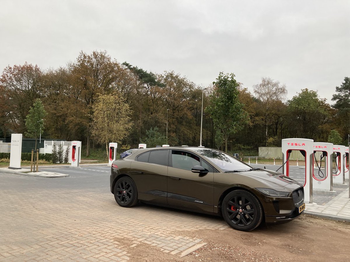 electricfelix's tweet photo. Couldn't help myself: borrowed #golddigger aka The Golden I-Pace by @arjepappie
Went for another #tesla session!
#SuperchargingTheIPACE
⚡️⚡️⚡️
Do you want to see the video?
#alwaysbecharging
#teslabeta
#publicinfrastructure
#HighPowerCharging
#BackToTheFuture (vehicle from 2018) https://t.co/AH4Totu6iQ