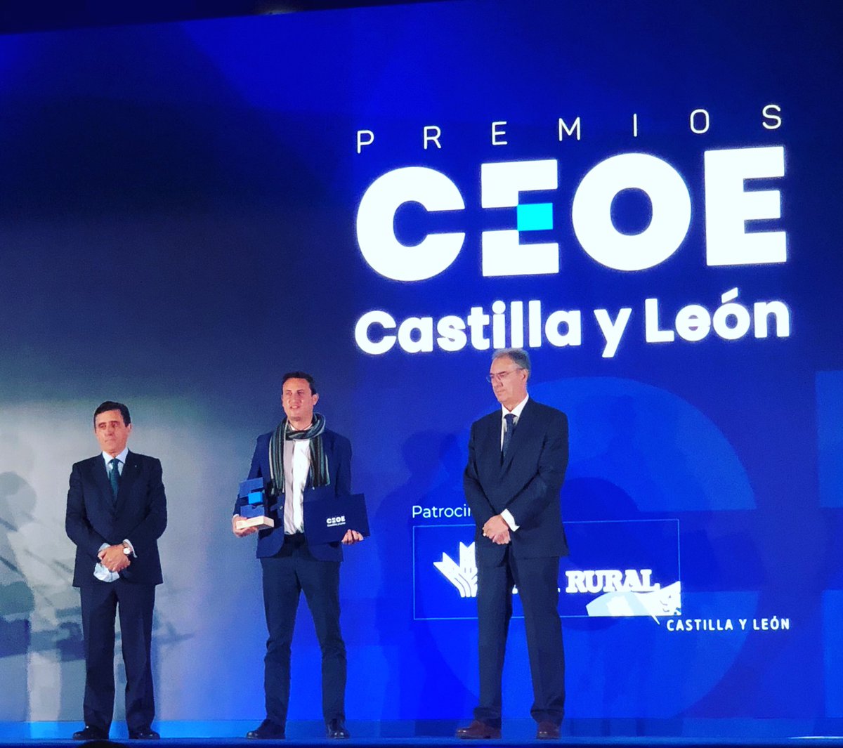 Hoy hemos recibido el Premio de <a href="/ceoe_cyl/">CEOE Castilla y León</a> como #FAEdeOro2021. <a href="/RubenMG_Burg/">Rubén Martínez García</a>, nuestro director de Desarrollo Organizativo, ha recogido el galardón. ¡Gracias! 

@abb_spain #premios #awards