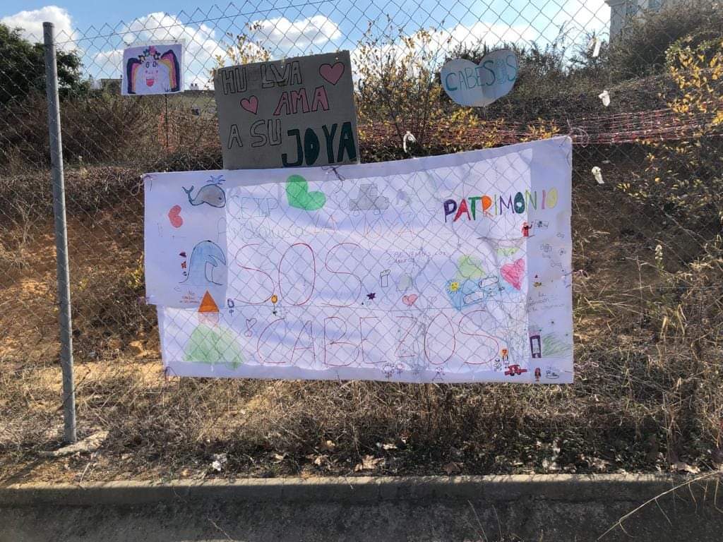 HuelvaTeMira's tweet photo. 😍😍😊😊💚⛰❤⛰💚⛰❤
Niñas y niños del cole Andalucía del Torrejón han colocado este cartel en La Joya....
Ayuntamiento de Huelva, ¡oye a la sociedad onubense!

#LosCabezosNOseconstruyen
#CabezodeLaJoya 
#SOSCabezos #CabeSOS
#SalvaremosLosCabezos, que no quepa la menor duda.... https://t.co/YMvrS8EFTH
