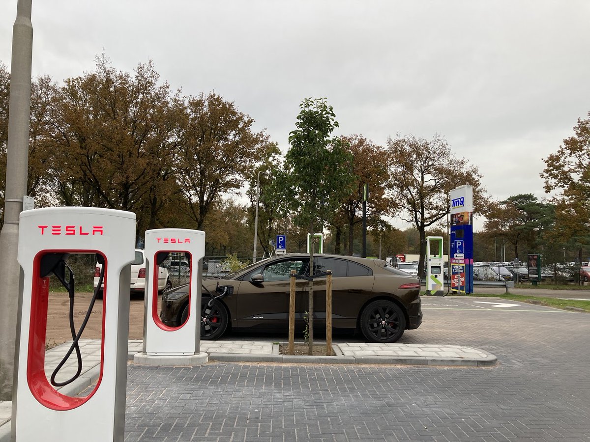 electricfelix's tweet photo. Couldn't help myself: borrowed #golddigger aka The Golden I-Pace by @arjepappie
Went for another #tesla session!
#SuperchargingTheIPACE
⚡️⚡️⚡️
Do you want to see the video?
#alwaysbecharging
#teslabeta
#publicinfrastructure
#HighPowerCharging
#BackToTheFuture (vehicle from 2018) https://t.co/AH4Totu6iQ