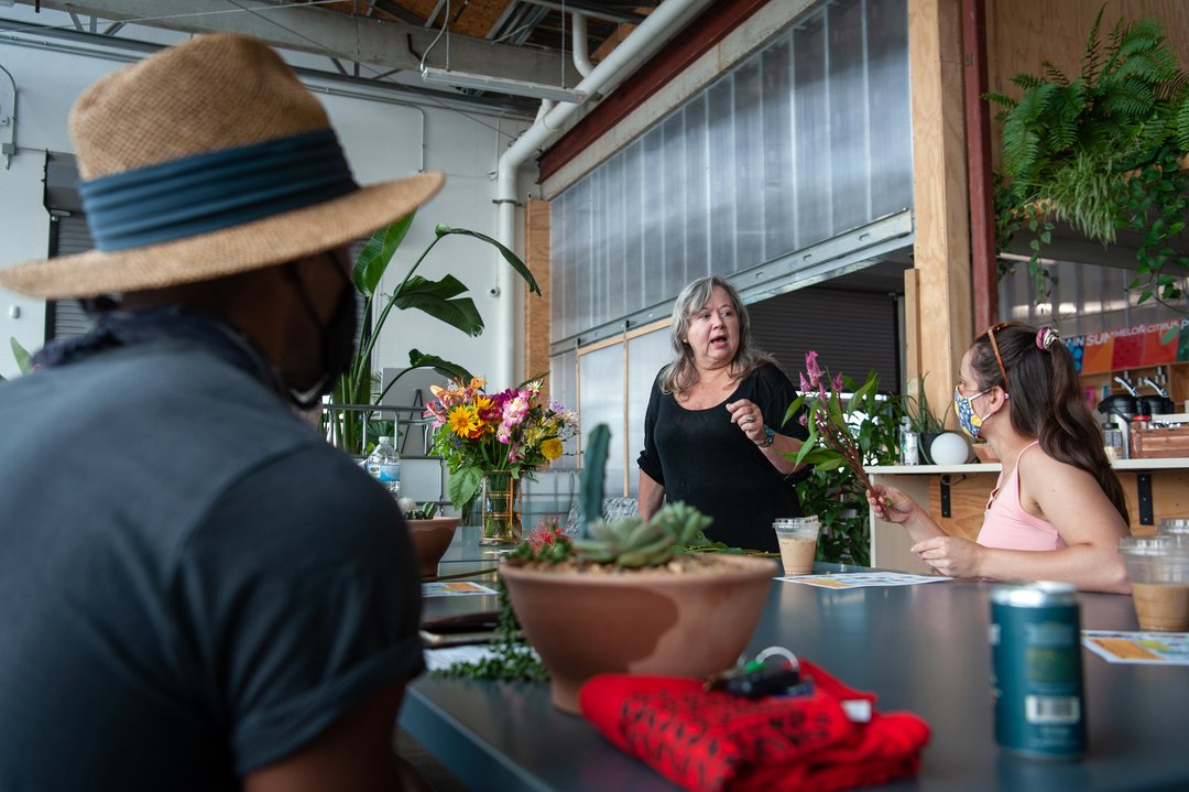 Lovely conversation with Donna Yowell a member of Flower Growers of Mississippi. Donna led a workshop on native wildflowers in Mississippi and how beneficial they are for our food ecosystem. 

Photo courtesy of @bloombergdotorg and <a href="/rorydoylephoto/">Rory Doyle</a>
#shoplocal #supportlocal #public