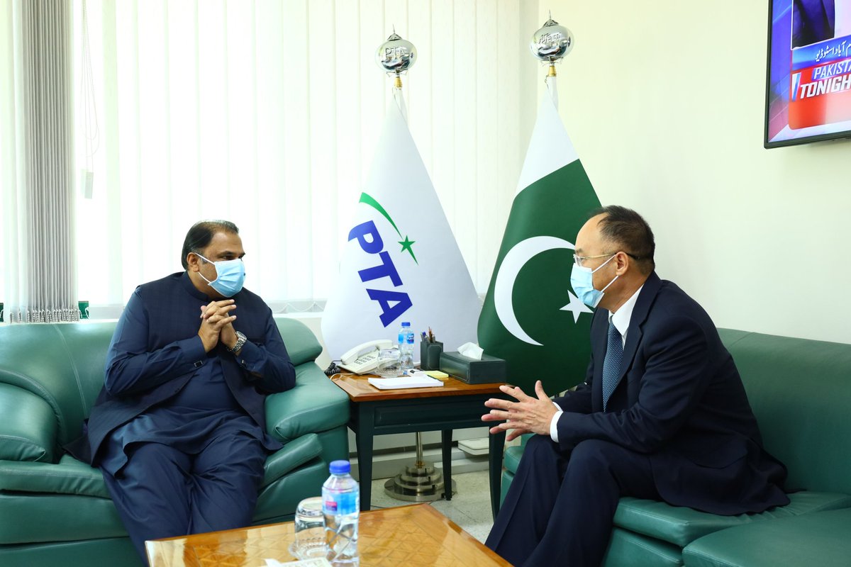 CurrentHourInt's tweet image. چینی سفیر نونگ رونگ کی چیئرمین  پاکستان ٹیلی کمیونیکیشن اتھارٹی میجر جنرل ریٹائرڈ عامر عظیم باجوہ سے ملاقات

خوشگوار میٹنگ میں ڈیجیٹل کوریڈور، تعلیم میں بہتری، آئ سی ٹی سمیت ڈیجیٹل اکانومی پر تبادلہ خیال کیا گیا، نونگ رونگ