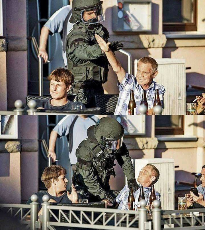 rparadalillo's tweet photo. LEY ANTI NAZI
Andreas M. (57 años), en Freital, Alemania, levantó su brazo para realizar el saludo nazi provocando a un grupo de manifestantes pro refugiados.
Fue arrestado por "uso de gestos atribuibles a organizaciones inconstitucionales y criminales".
Arriesga 3 años d cárcel. https://t.co/sRFhKcrwnO