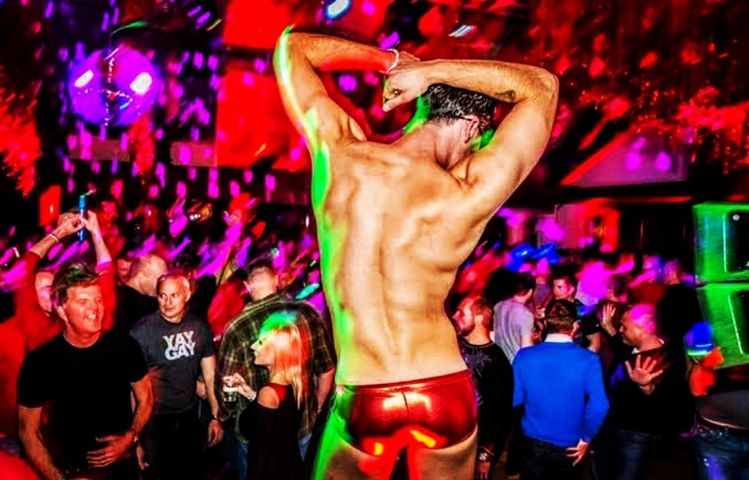 PartyHot's tweet photo. 🎉DOMINGO CARNAVÁLIA 🎉

😈 FESTA DA CARNE 😈

📍 DOMINGO 📍
14/11
10h as 19h

🃏 VENHA CURTIR A
 PRÉVIA DE CARNAVAL 2022 ! 🃏

🔹 ENTRADA :

🔸inteira : $10
🔸meia : $5 ( mediante apresentação do documento oficial com foto )

⚠️ SORTEIO SURPRESA ⚠️ https://t.co/CyAVI4GSLb